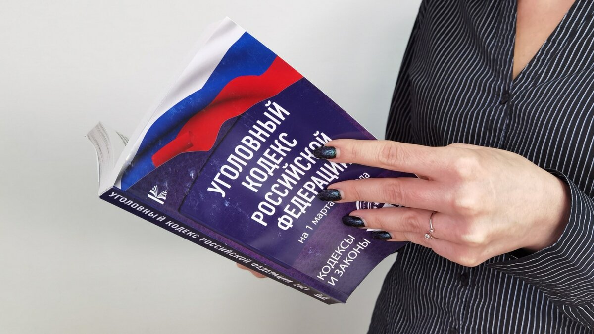     Мужчина 1996 года рождения обвиняется в незаконном проникновении на территорию торгового помещения и хищении 12 350 рублей из кассы в Приморье. Кроме того, в ходе похищения денежных средств он убил продавца и скрылся с места происшествия.