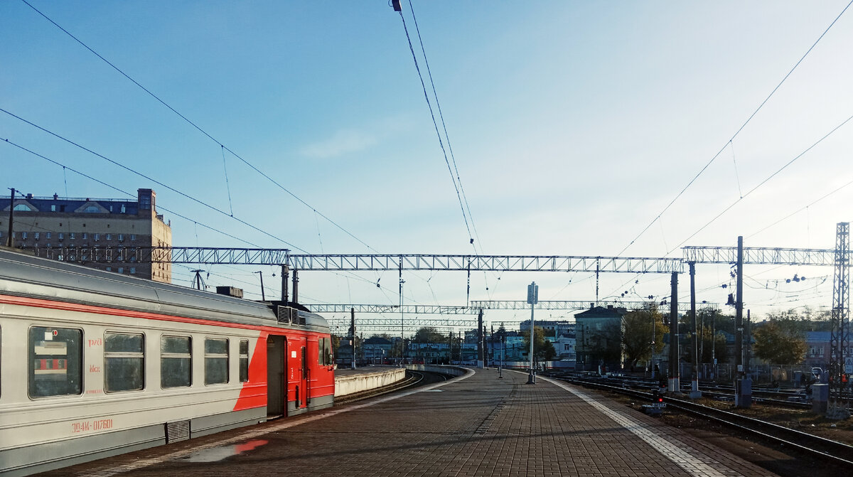 Вид в сторону пл. Электрозаводская и тому подобного. ЭД4М-0176 приписки ТЧ-26 Куровская сверкает на солнышке, отражаясь в мини-луже, результате вчерашних дождичков, на платформе.