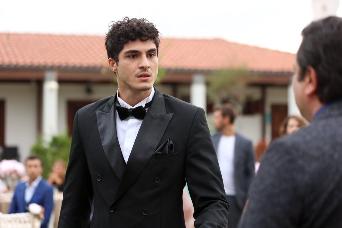 кадр из 16 серии сериала "Кто сам упал, тот не плачет"