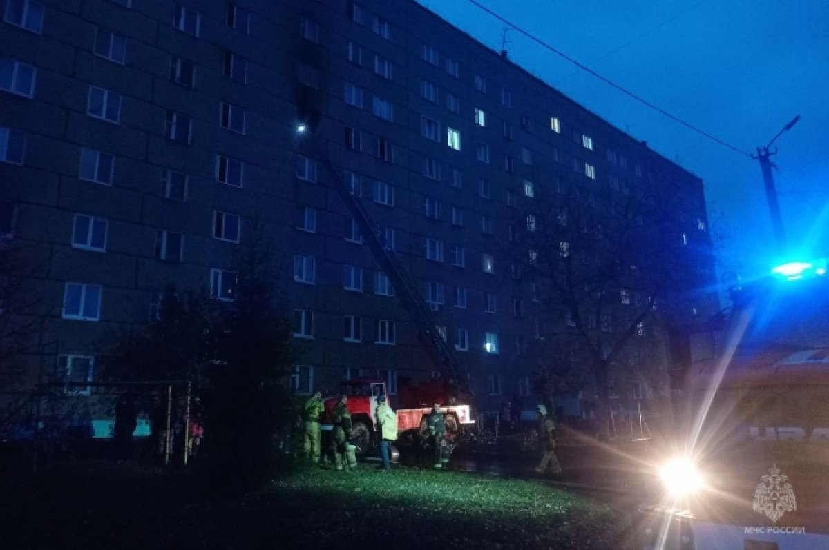    Горела квартира на шестом этаже, из окон шёл густой дым.