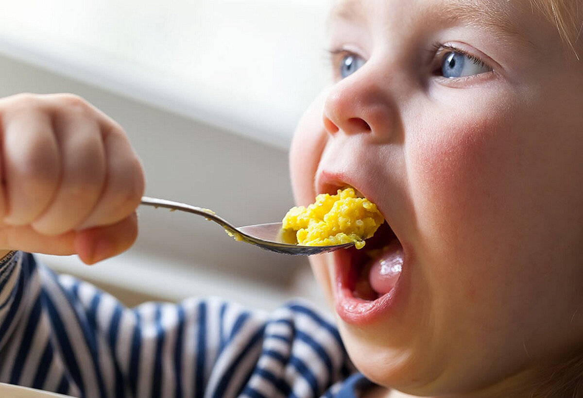 Народ кашу. Кушать кашу. Ребенок ест кашу. Ребенок завтракает. Малыш кушает.