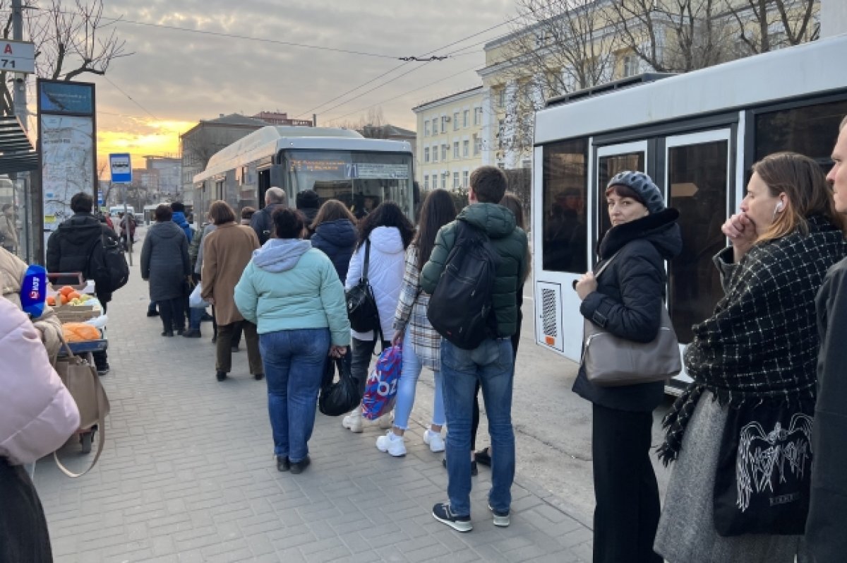    Желающие ехать сидя ростовчане вновь пожаловались на нехватку автобусов