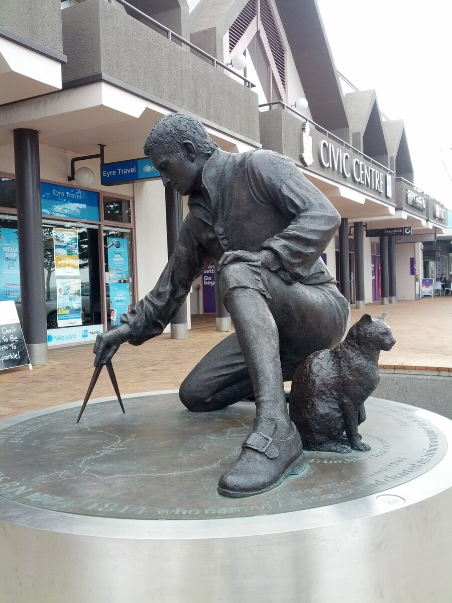 Памятник Флиндерсу в городе Порт-Линкольн