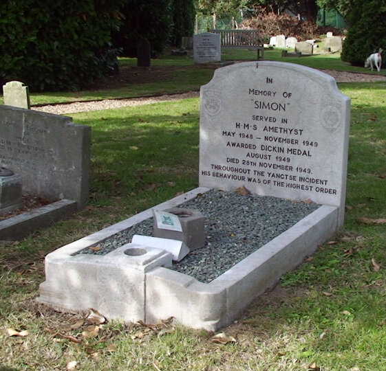 Надгробный камень на могиле Саймона