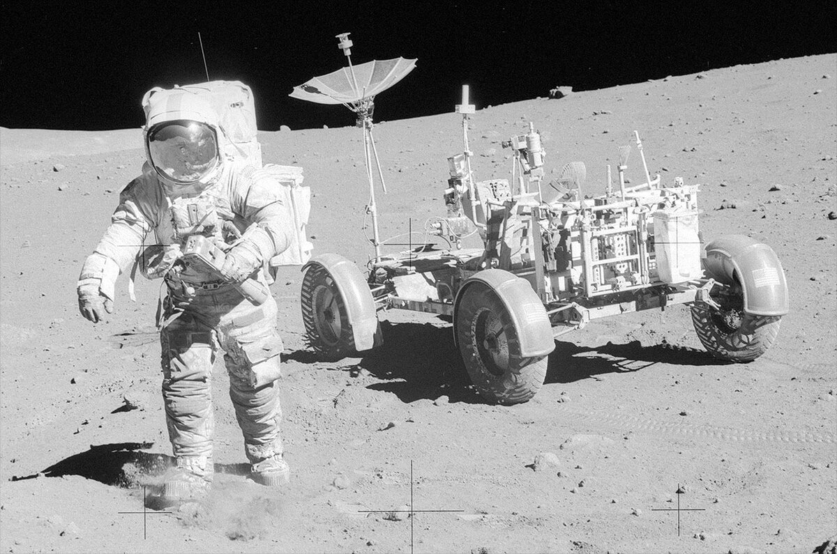 Американский астронавт рядом с лунным ровером якобы на поверхности Луны (изображение взято из открытых источников)