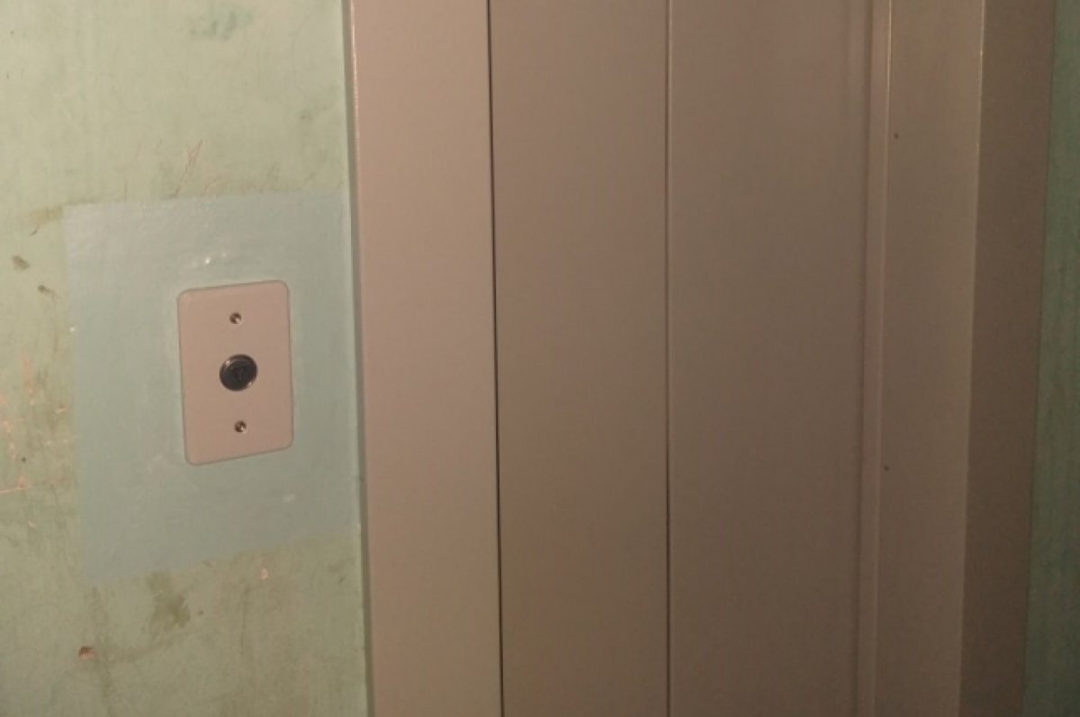    В Новосибирске жители новостройки пожаловались на опасный лифт