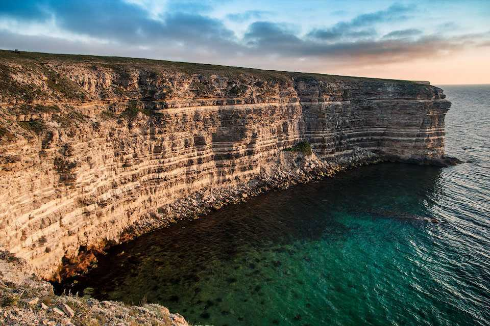 Места западного крыма. Мыс Тарханкут Крым. Крым Оленевка мыс Тарханкут. Оленевка Крым скалы. Скалы мыс Тарханкут