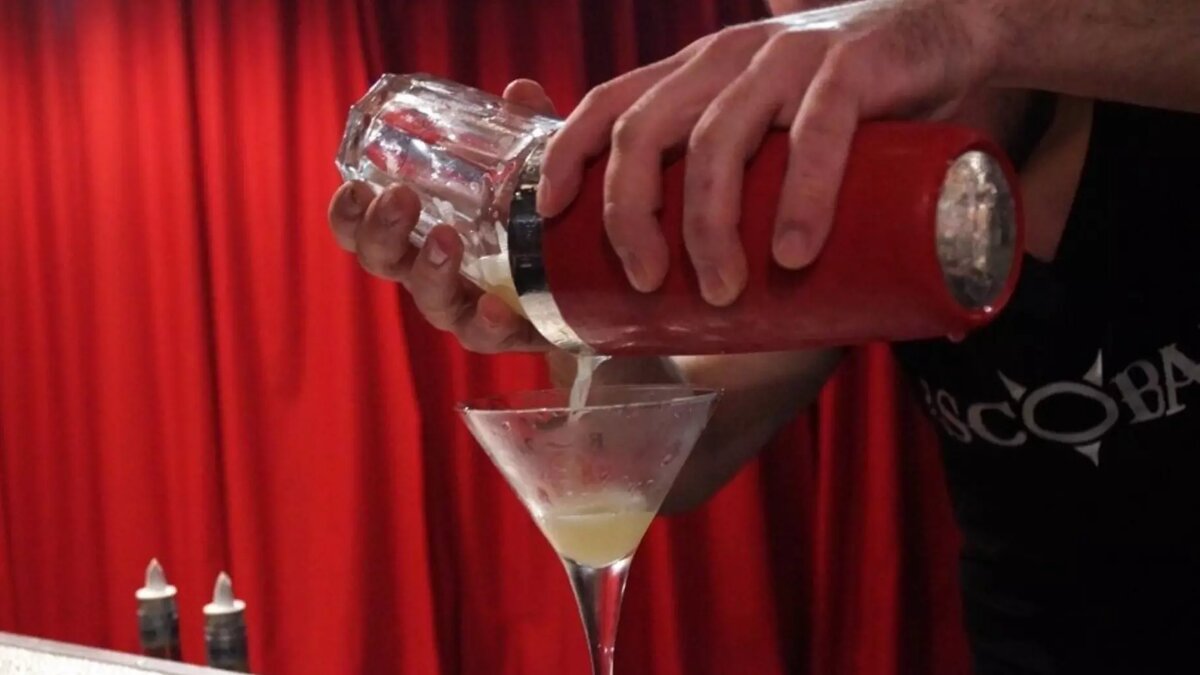     В ЛГБТ-бар в центре Казани нагрянули полицейские. Еще в марте 2023 года правоохранители нашли в заведении «Сливки» на улице Пушкина контрафактный алкоголь. Об этом пишет Telegram-канал Mash Iptash.