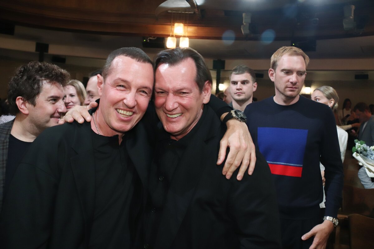    Актёр и ведущий признаётся, что обожает свою работу, но существовать в вечной спешке постоянно он не может, поэтому иногда устраивает себе неожиданные отпуска на несколько дней или неделю, когда от всего отключается / globallookpress.com / Ekaterina Tsvetkova