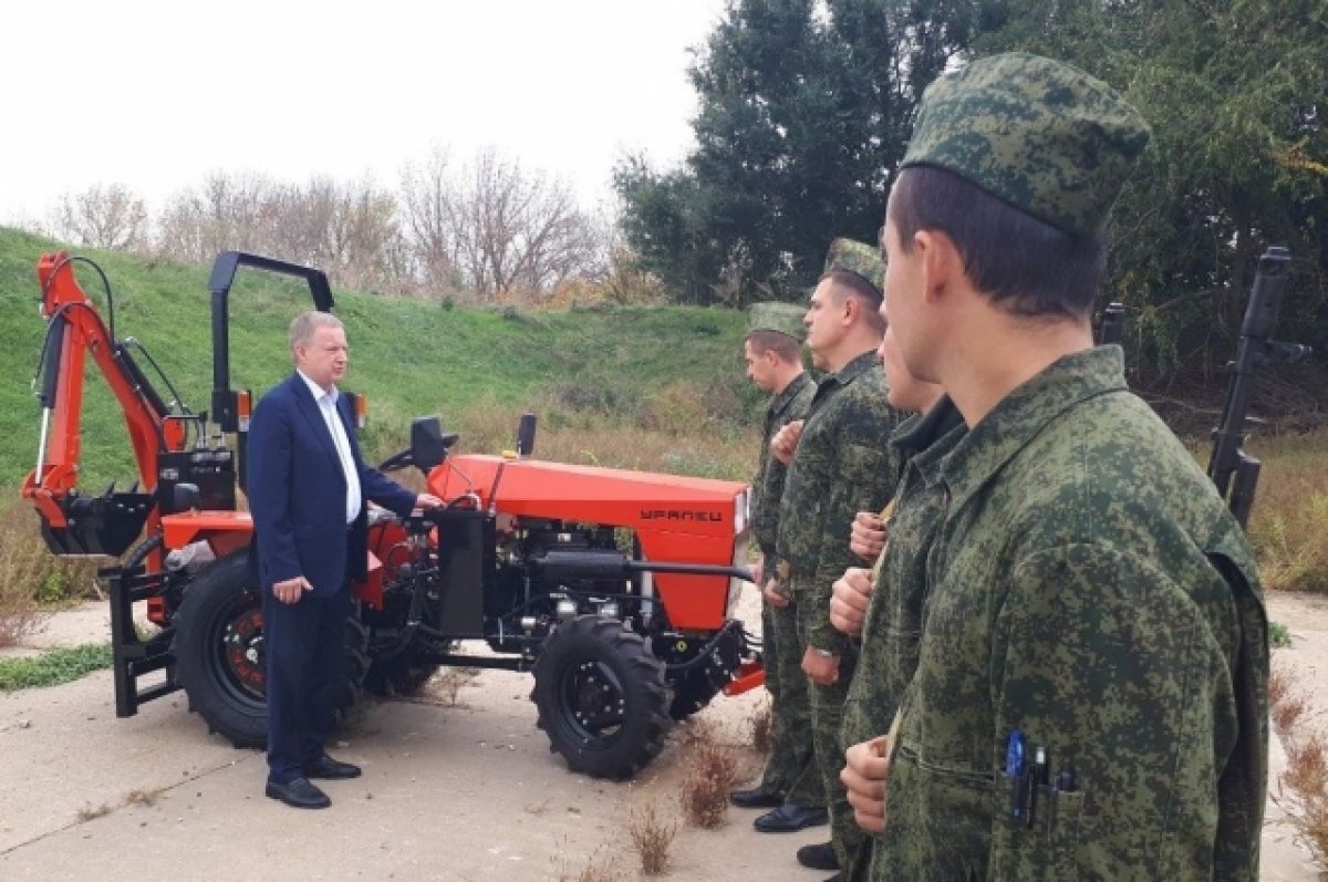    Ростовскому военному аэродрому передали трактор «Уралец»