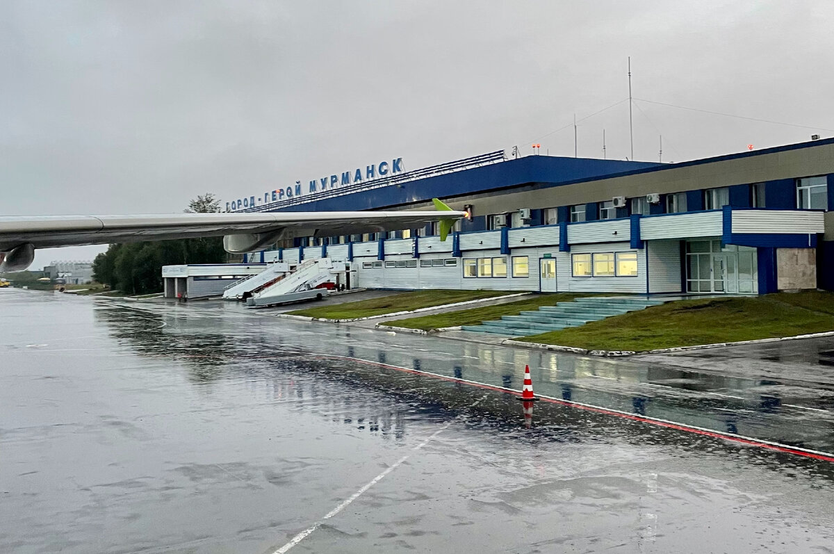 Первое фото - с трапа самолёта