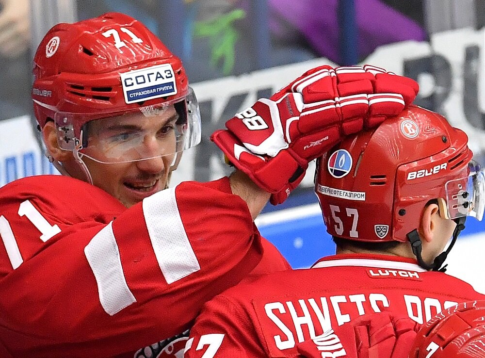    Борна Рендулич (слева) в составе ХК «Витязь». Фото:  РИА Новости/ Алексей Куденко