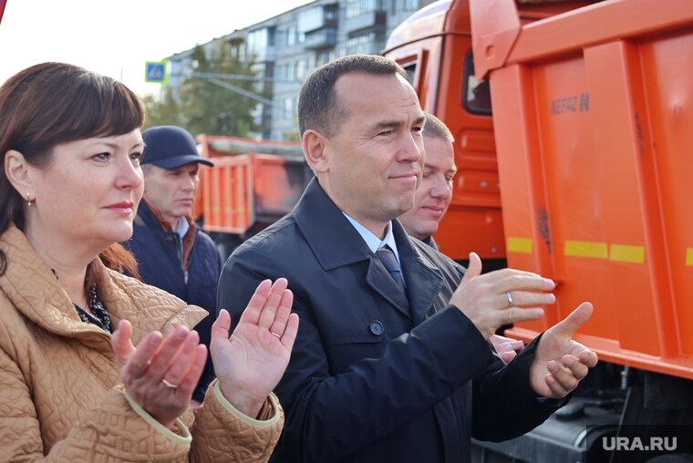    Вадим Шумков призвал в первую очередь благодарить людей, которые строят объекты «своими руками» (справа)