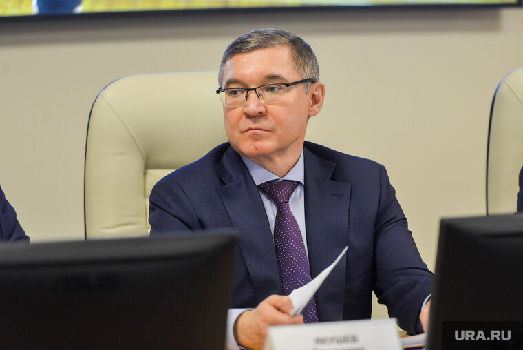    Полпред отметил, что необходимо выполнить плановые показатели в 9,17 млн кв. метров новых дорог