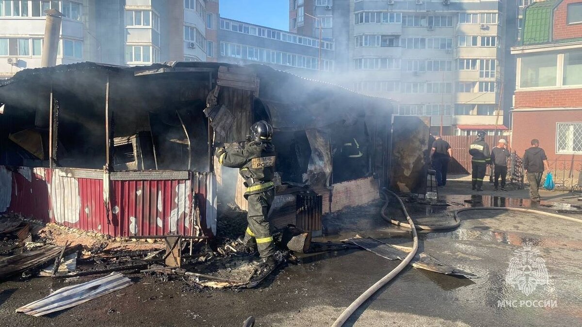     В ГУ МЧС по Приморью рассказали о возгорании в одном из кафе дальневосточной столицы. Восстанавливать здание владельцам придётся с нуля.