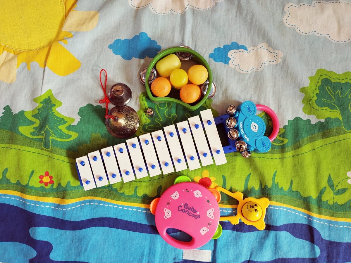 Наверное, простая подборка "музыкальных инструментов" найдётся в каждом доме с малышами.