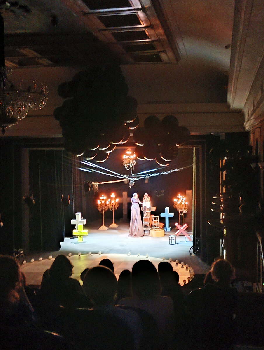 Фото автора.  Сцена из спектакля "Сон об осени".