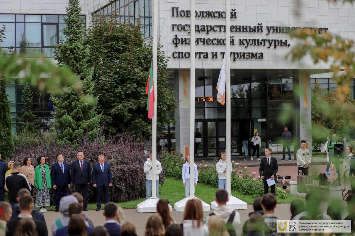 Первое поднятие флагов в Поволжском университете. 
Фото: Дарья Карпеева