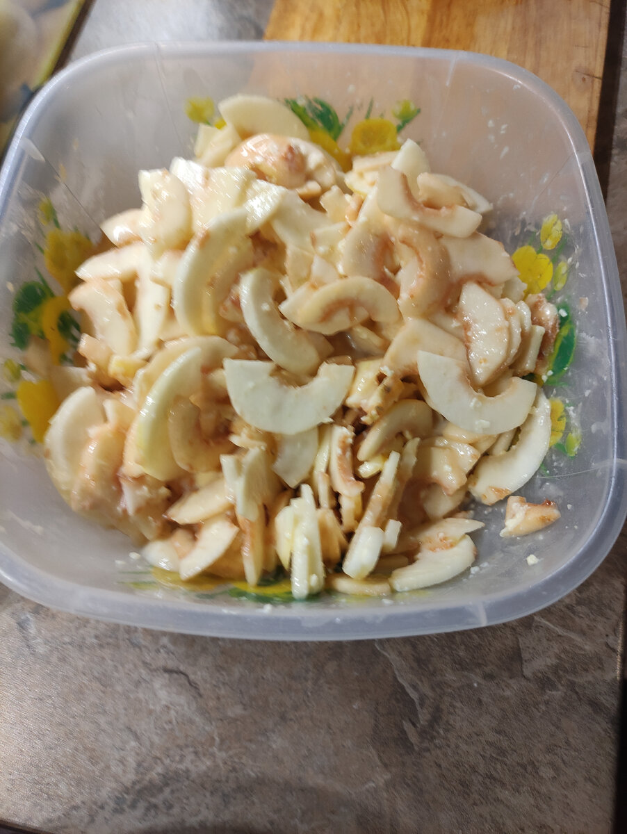 В тесто, по мере готовности, добавляем нарезанные пластинами яблоки.