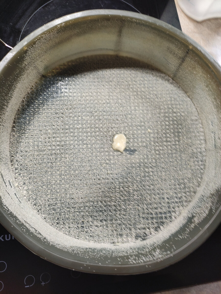 Силиконовую форму смазываем сливочным маслом, посыпаем манкой или панировочными сухарями.