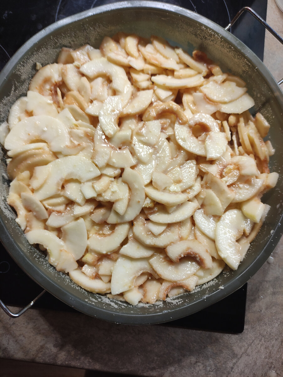 Смесь из теста и яблок выкладываем в форму и разравниваем. 