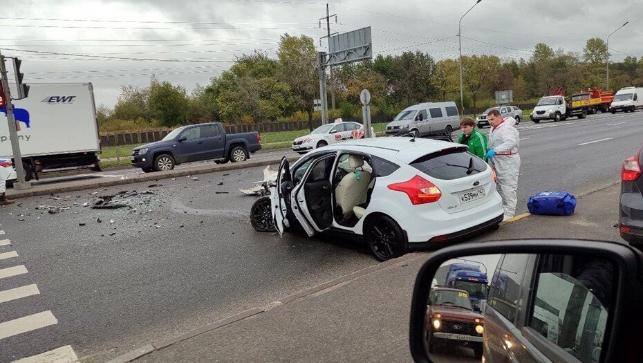    Форд после ДТП на перекрёстке Софийской улицы и Димитрова. Автор фото: "Мегаполис | ДТП и ЧП | Санкт-Петербург | Питер"