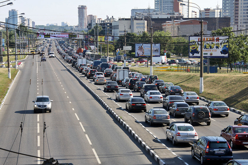 Гигантские пробки, которые выстраивались ещё до новой реконструкции моста.