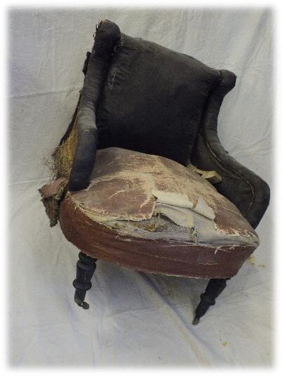 Старое кресло в очень плохом состоянии