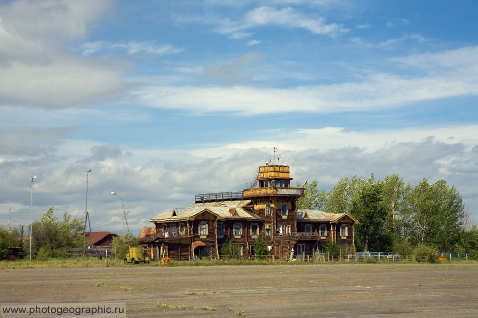 Поселок сеймчан. Аэропорт Сеймчан. Сеймчан (посёлок городского типа). Аэропорт Сеймчан Магадан. Сеймчан здание аэропорта.