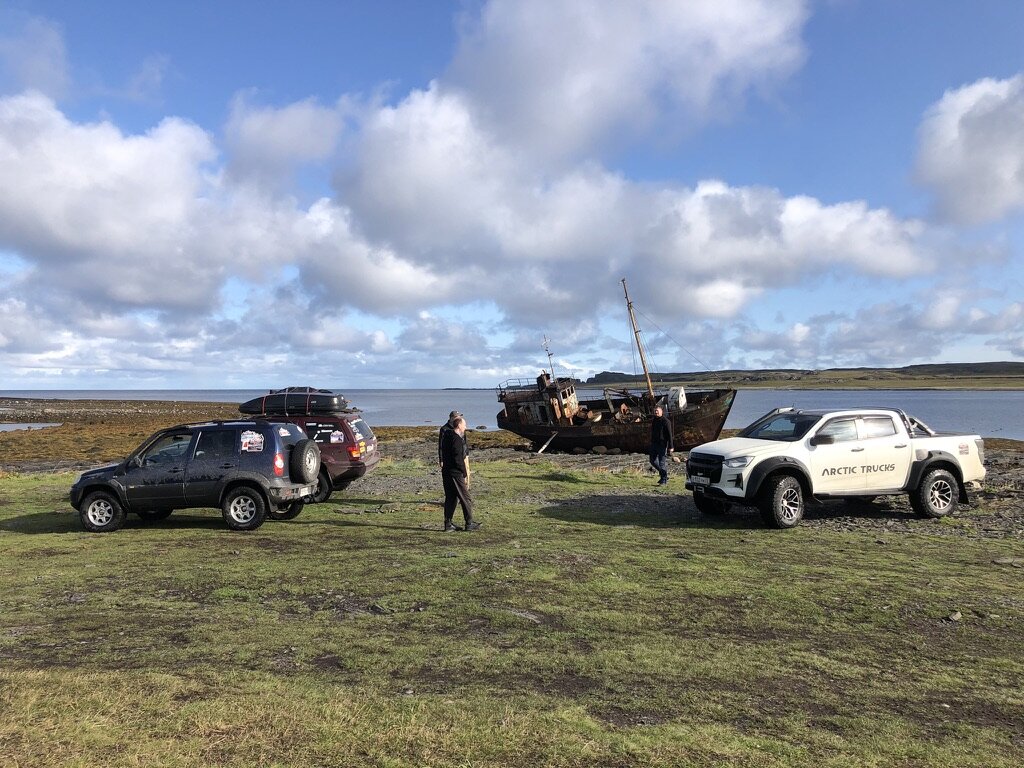 Выброшенный на берег рыбацкий корабль. П-ов Рыбачий, рябом мыс Немецкий