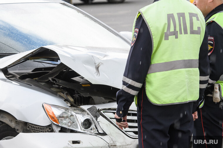    После угона школьник на авто врезался в дерево
