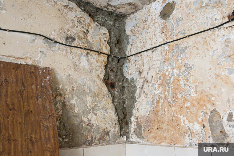    В доме, где проживает пенсионерка, обрушился потолок