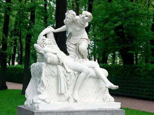 Скульптура Купидона и Психеи в Летнем саду