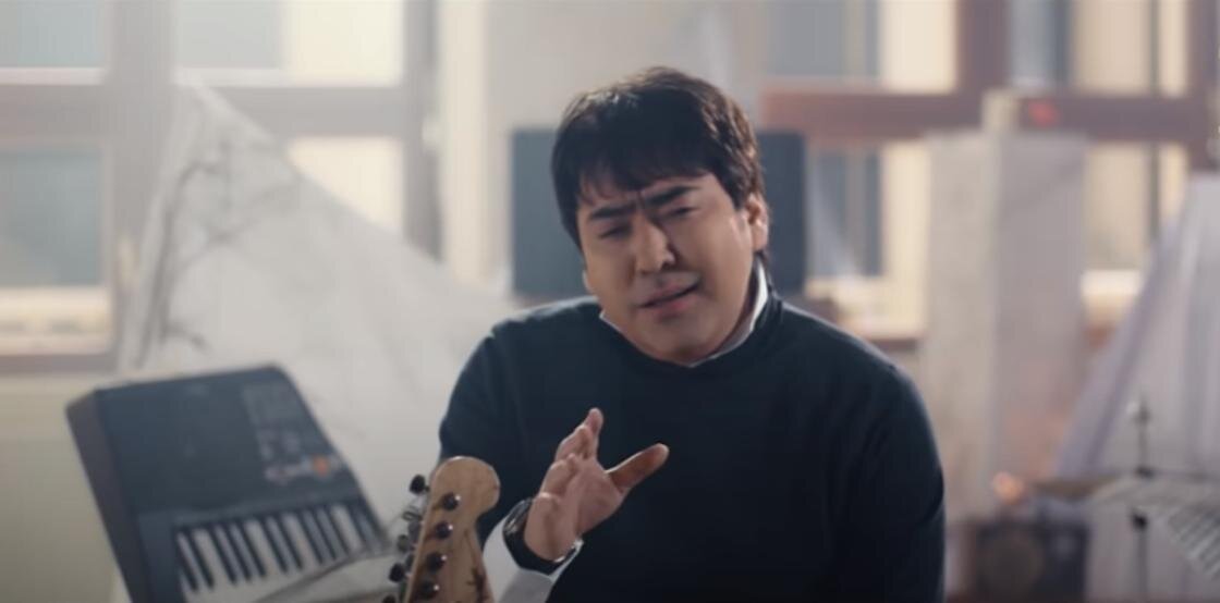    Кадр из клипа «Мен сенi умытпайным» (2018):YouTube / ТОЙ ДУМАН