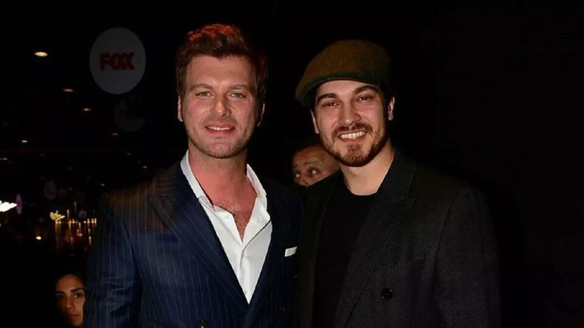 Мегазвезды турецкого кинематографа Кыванч Татлытуг и Чагатай Улусой (источник: aksam.com)