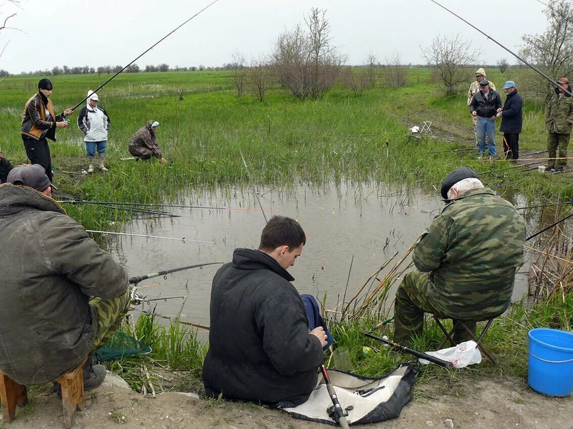 Рыбалка может быть настолько непредсказуемой, что можно уйти домой с трофеем, или стать мемом интернета, ведь на рыбалке бывает всякое. Подготовили для вас подборку забавных моментов с рыбалки.-2