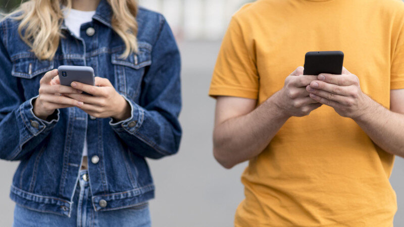     Люди со смартфонами. Фото: ru.freepik.com, автор freepik.