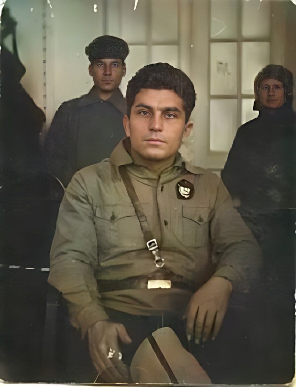 Макс Хёльц в форме с орденом Красного Знамени, 1930 год (фото из фонда Кировского областного краеведческого музея имени П. В. Алабина)