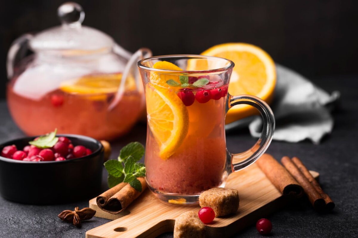 фруктовый коктейль безалкогольный. чайные коктейли. лимонад для похудения. летние коктейли безалкогольные. коктейль с фруктами.