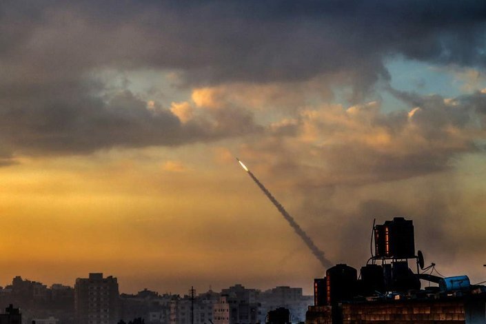    Палестинские боевики запускают ракеты по Израилю Фото: Global Look Press/Mahmoud Issa