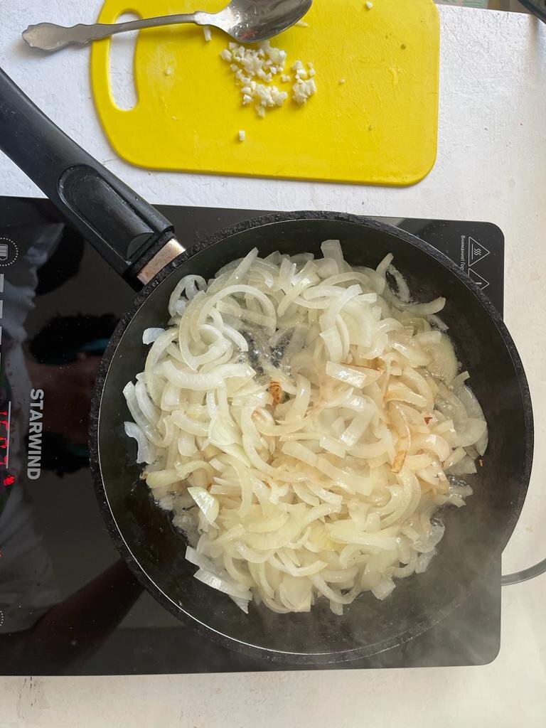 Обжарить лук. 