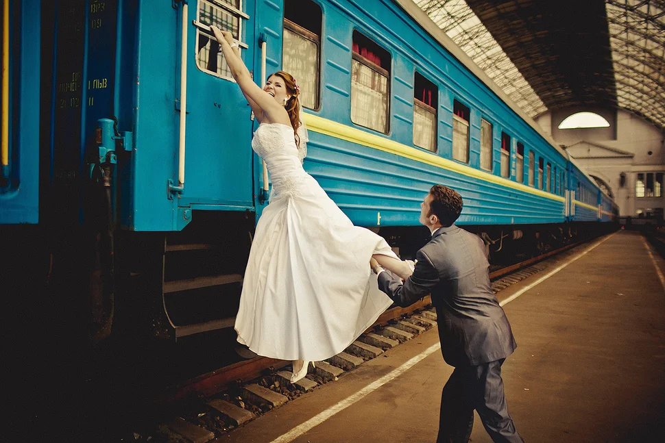 Невеста пока муж. Свадьба в поезде. Невеста уезжает. Невеста убегает. Девушка сбегает со свадьбы.