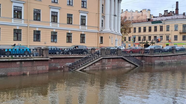    Затопленные спуски у канала Грибоедова. Фото: Мойка78