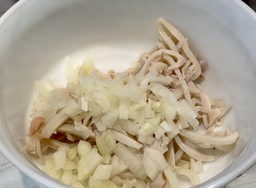 салат морское чудо с кальмарами и креветками рецепт | Дзен