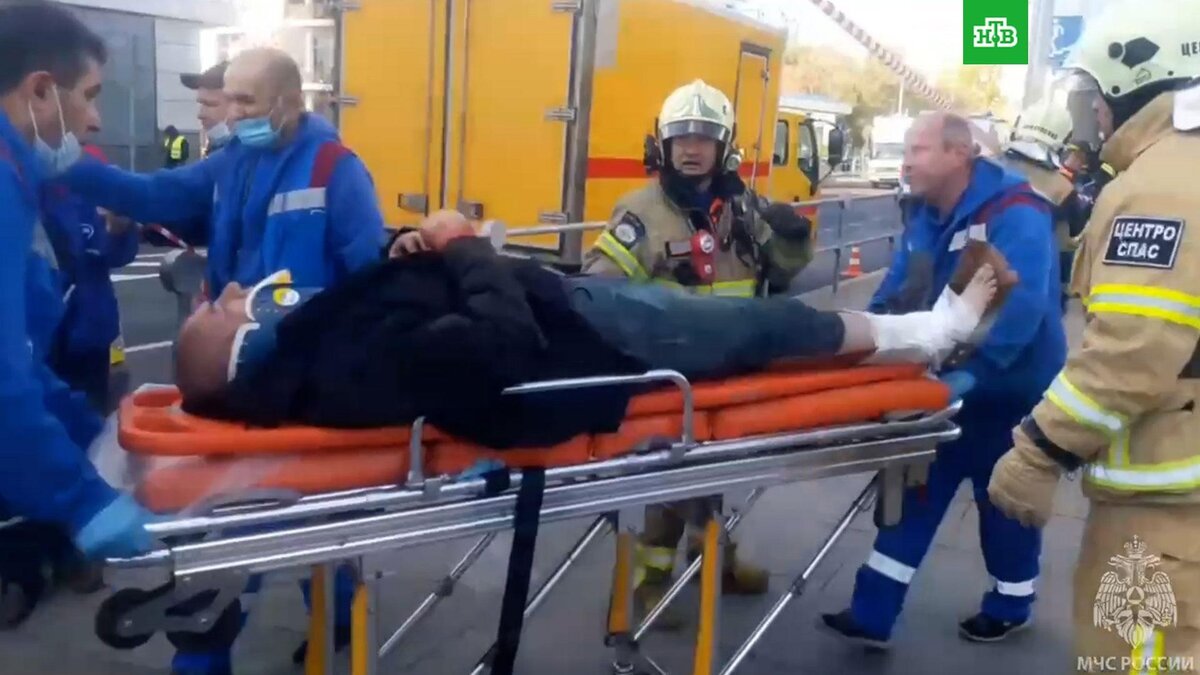    Спасатели достали машиниста, зажатого после столкновения поездов в московском метро