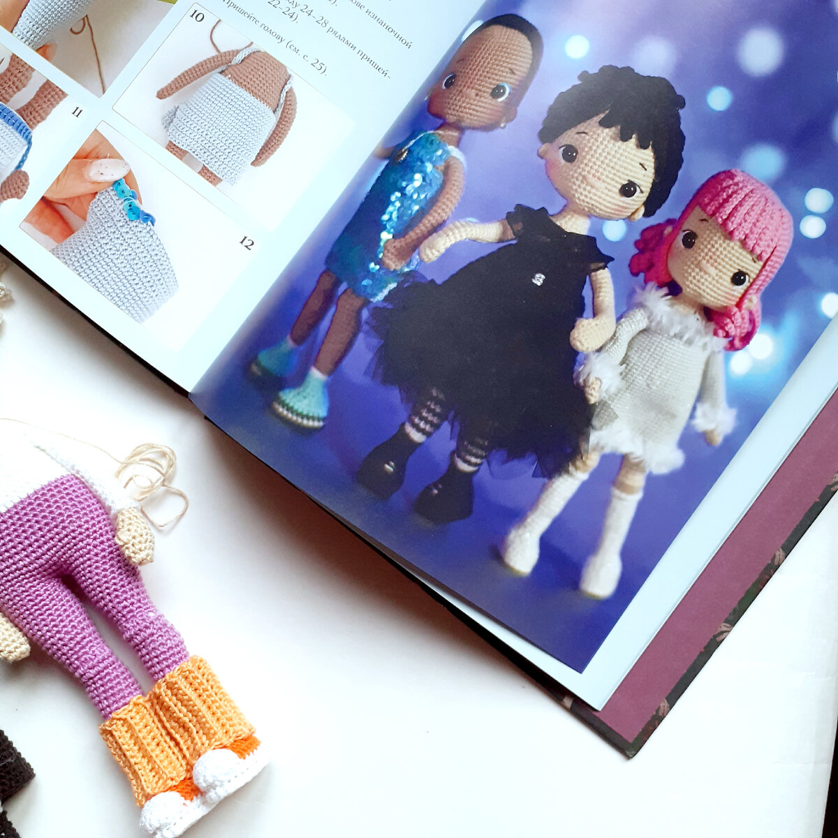 Вязаные наряды на куколках очень похожи на оригинальные. Автору браво!