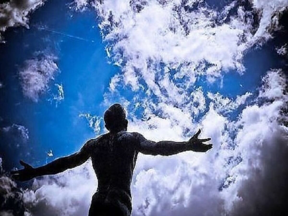 Сильнейшие люди бога. Человек на облаке. Небо Свобода. Взгляд в небо.