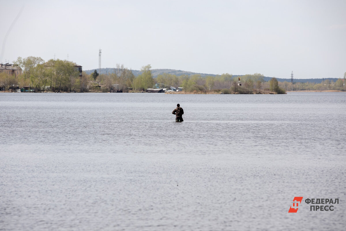 Молодой человек помог детям вытащить утопающего из воды.  Фото: ФедералПресс / Евгений Поторочин