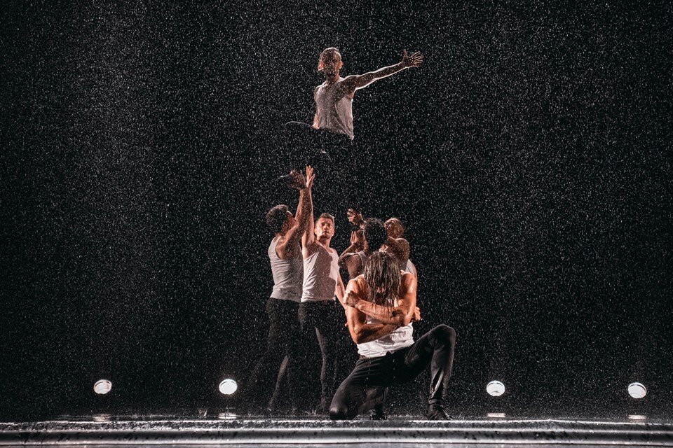    Фото театра танца «Искушение», «Шоу под дождем»