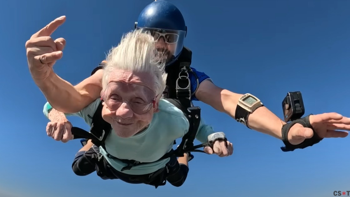 Бабушка с парашютом. Бабуля с парашютом. Бабка с парашютом. Старые прыгуны. Легендарный прыжок